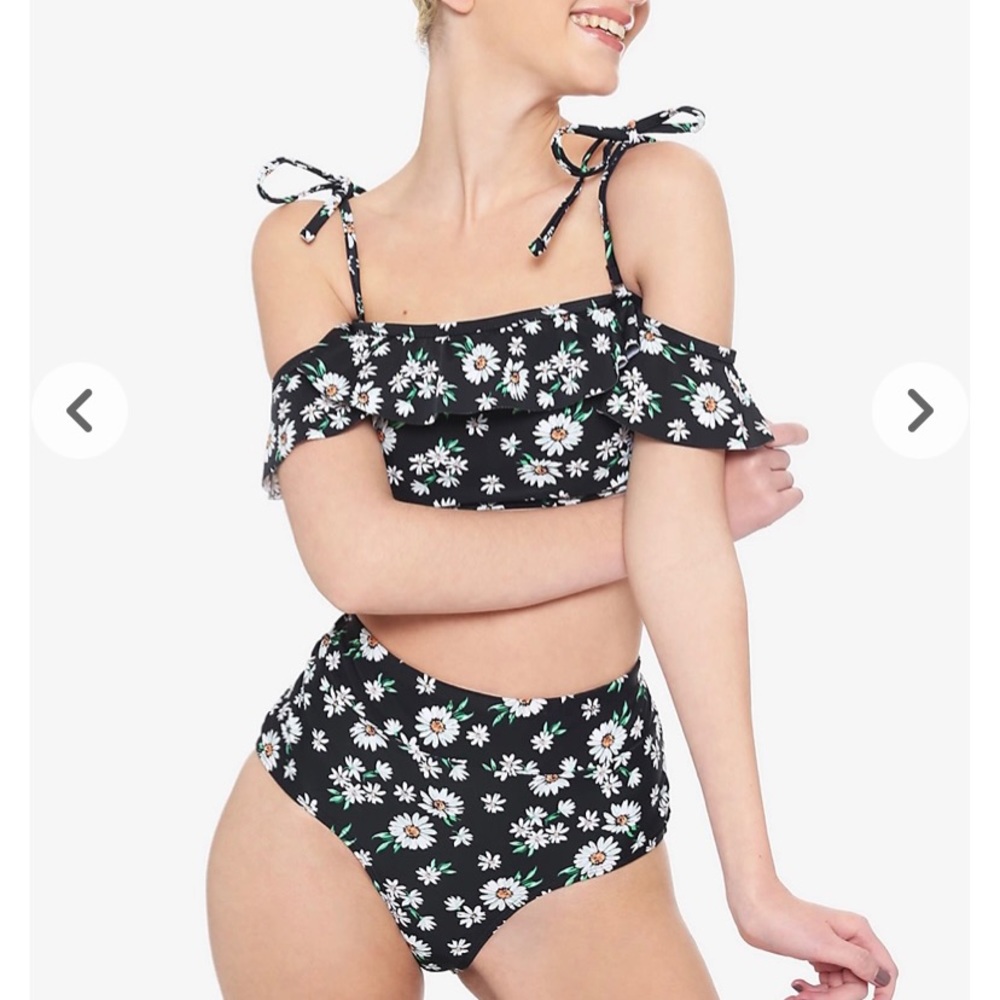 Sold out Hot Topic daisy ruffle swim set